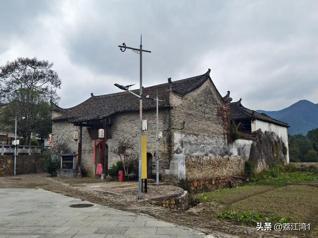 金叶映古村，醉美长岗岭