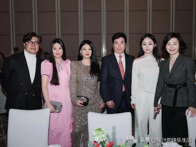 李湘瘦好多！带王诗龄哈尔滨参加活动！母女俩又瘦又薄！美出天际