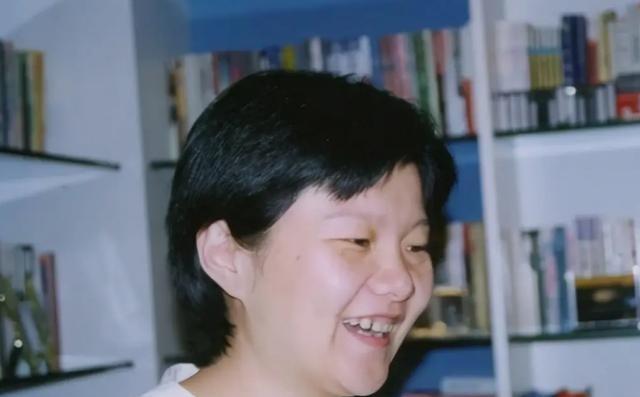离婚34年后，64岁的洪晃住百平京郊大院，让陈凯歌看了都羡慕