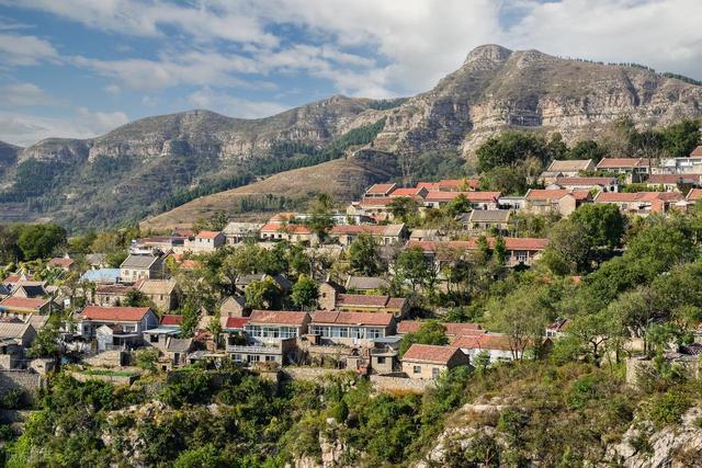 山东这座“悬崖古村”藏不住了！建在百米峭壁上，俯瞰齐鲁山河