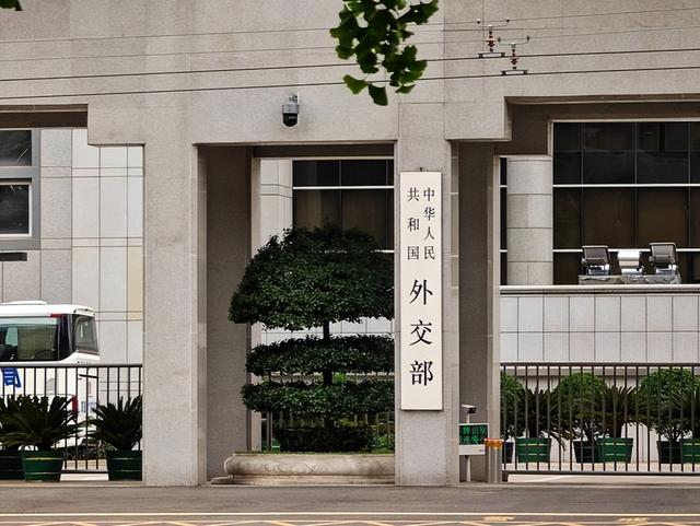 对中国有戒心？斯塔默专机落地神情紧张，随身携带的设备不简单