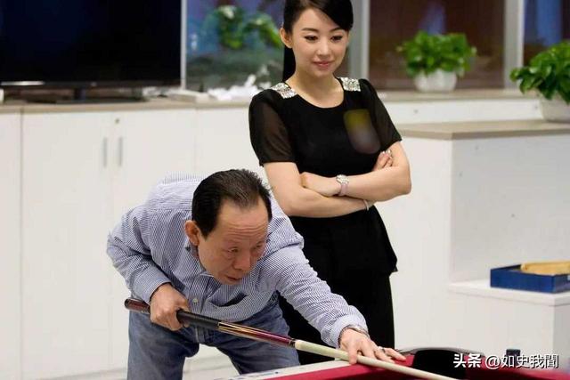 43岁潘晓婷至今单身，身材傲人却无人敢娶，潘爸爸后悔当初管太严