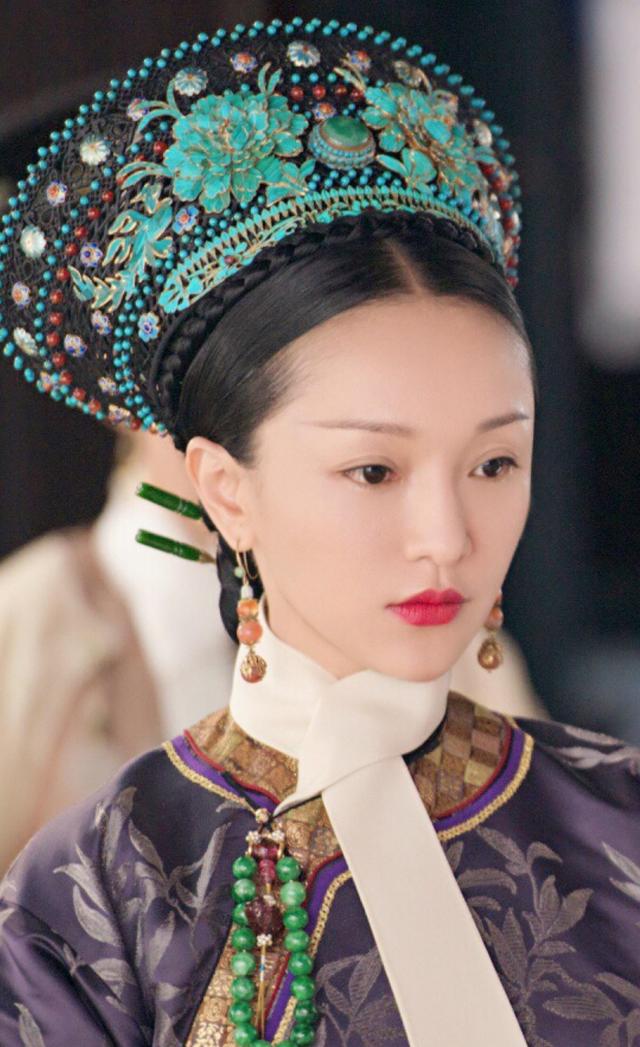 50岁周迅变样：满头白发脸松垮，瘪嘴像老奶奶，无儿无女成遗憾