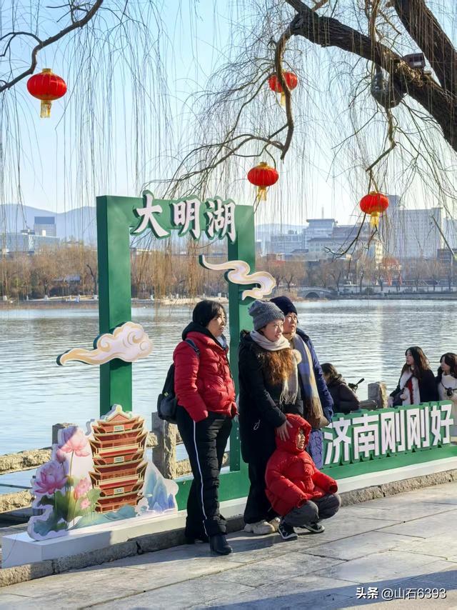 新华社原军事记者陶俊峰泉城美拍——筹备中的迎春花灯