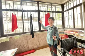 升降衣架配新马桶仅补几十元，居家适老化改造让老人乐呵呵图片