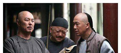 和珅出上联三斤四两五花肉，纪晓岚轻易对出下联，和珅直接下跪