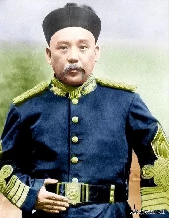 袁世凯的真实老照片：穿龙袍坐龙椅接受朝拜，姨太太确实漂亮！