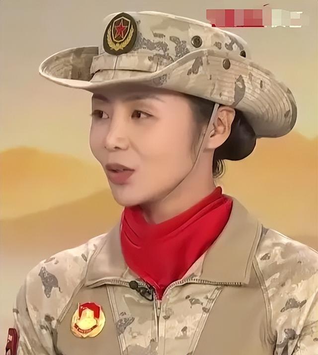 九三阅兵后李依潼火了！女兵领队神似周涛，身份曝光，果然不一般