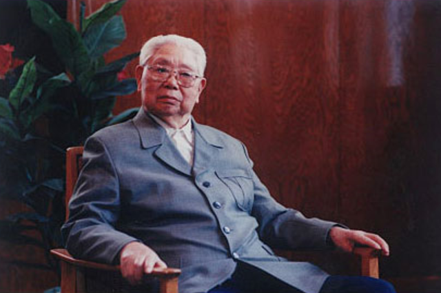 1976年，还在唐山视察的陈锡联接到华国锋电话：火速回京商量事情