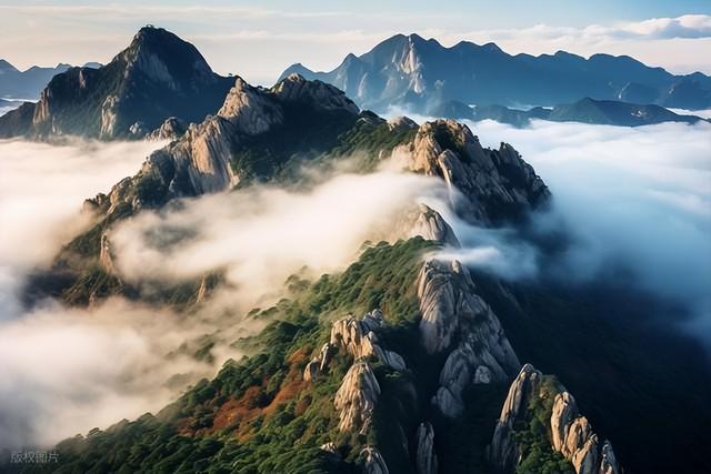 此生必爬的十大名山：从人间仙境到极限挑战，你敢来征服吗？