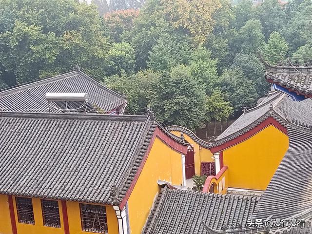 爬了趟蛇山，拍了组龙华寺的片子