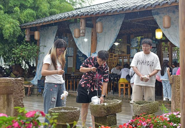 兴义：万峰林暑期“上新” 沉浸式玩法解锁文旅新浪漫