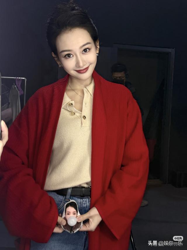 王鸥晒美照，坐实已嫁何九华！两手托着苹果	，婚戒戴在中指超晃眼