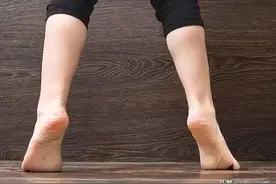 60岁女子每天坚持踮脚，6个月后，她的身体发生了什么变化？图片