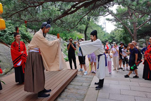 假期旅游遇下雨不用愁,沂蒙山龟蒙、云蒙景区首创“旅游晴天险”