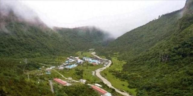 西藏一乡长巡逻时,发现一面不属于我国的国旗,当即过去想拔了