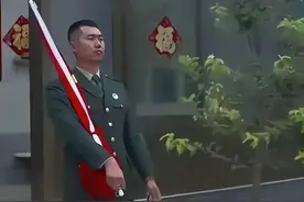 “最帅旗手”张自轩，退伍后每天在家升国旗，是精神有问题吗？图片