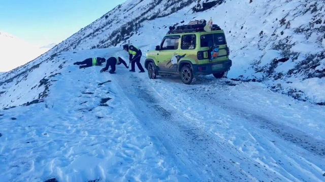 贵州夫妻自驾游川西，寒夜被困海拔4500米雪山，公安三上雪山救援