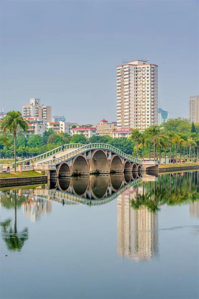 一半是安逸养老，一半是熬夜天堂！这座城冬天有鲜花，凌晨有人潮