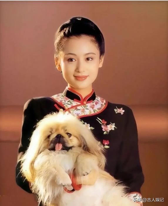 长得太美被导演占为己有	，4年后生下大明星儿子，17岁就成男一号