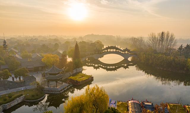 水乡冬日，晨光晕染下的大运河