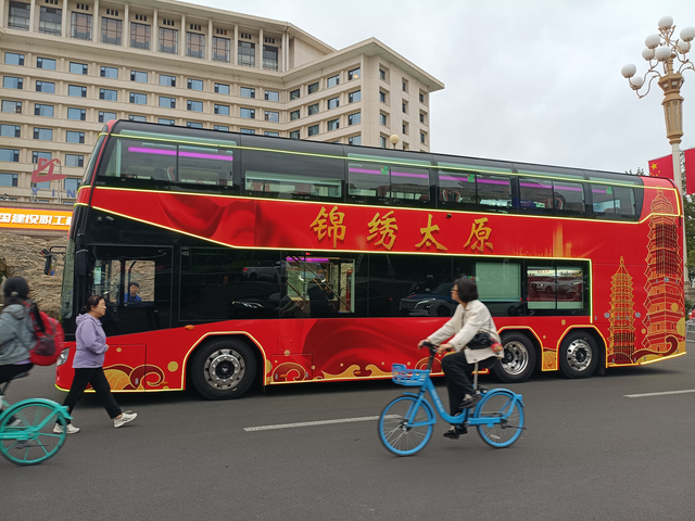 太原双层观光巴士喷涂商号上路行驶，金融典当牌替代城市文旅地标