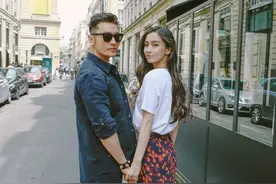 黄晓明杨颖带娃一起游迪士尼，全程盯孩子没聊天，结束后各自离开图片