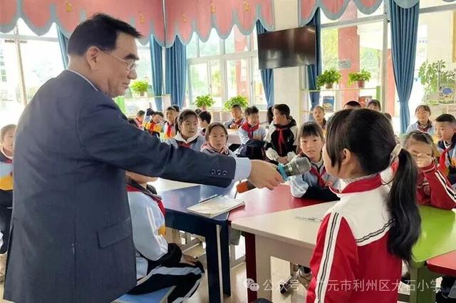 中科院教授原魁莅临广元市利州区大石小学作科普讲座