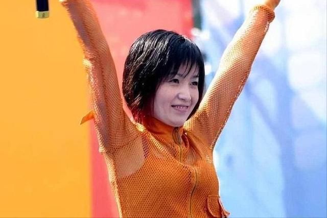 她连上5次春晚，私下却和恩师同居怀孕被骗流产，今57岁依然单身