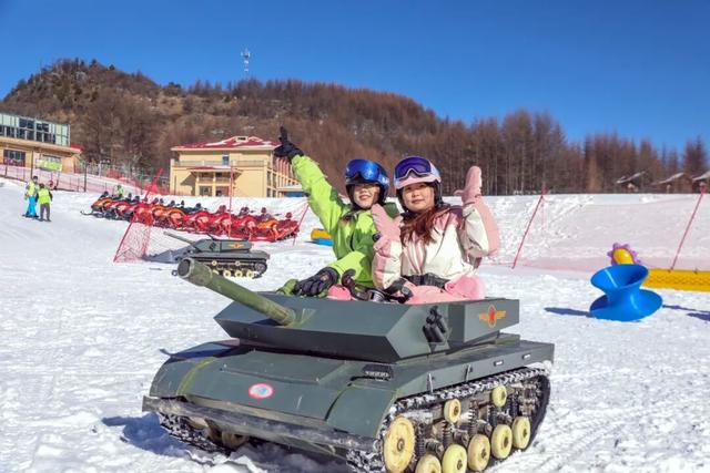 神农架滑雪季重磅升级：企鹅伴滑、萌宠撒野，解锁南国雪乡新玩法