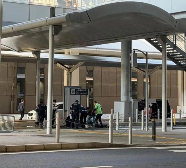 一名20多岁中国男子在日本关西机场航站楼坠亡，目击者：听到三声巨响；警方：其与母亲等人以游客身份访日