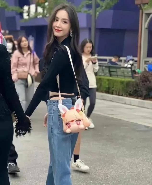古力娜扎丁字裤外露，性感身材遭非议！