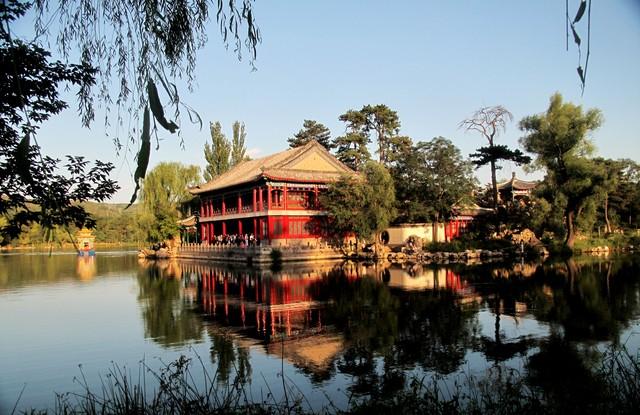 大批老人涌入承德，打着旅游名义，不逛避暑山庄不看外八庙，为啥