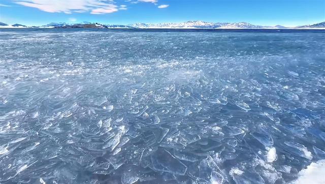 新疆赛里木湖“落日冰推”美到犯规，网友称酷似巨龙的鳞片，景区工作人员：冰花、冰泡泡也很好看