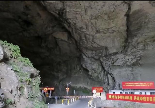 一公里长的巨洞后，竟藏着一座5万人的小城，这就是世外桃源吗？