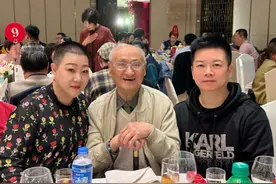 童祥苓独家合照曝光！他旁边的一男一女两位演员是谁？图片