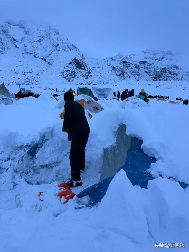 珠峰东坡遭遇罕见暴雪，登山者讲述惊险撤离经历