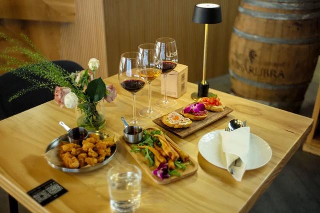 不走寻常路的国际化县城，关心一日三餐，更关心咖啡和汇率