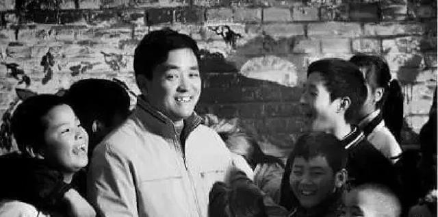 西藏10岁女孩被姑姑送给一陌生男人，哪料，到地方后，女孩傻眼了