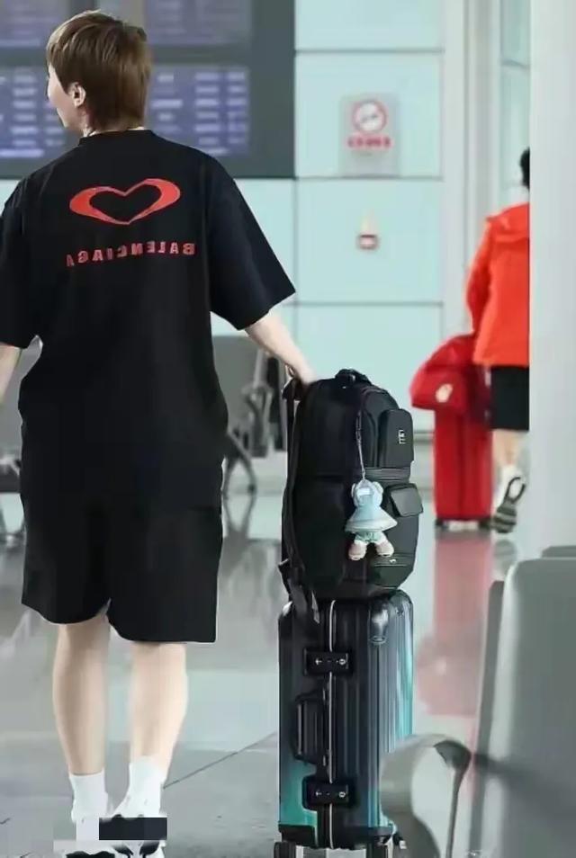 王曼昱北京出发横滨冠军赛 全身名牌着装好有气质 陈熠戴个子高很美
