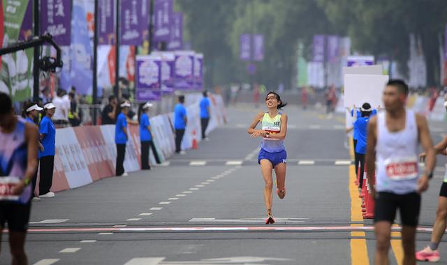 50天4场马拉松！‘最快女护士’为何被医院‘红牌’罚下？