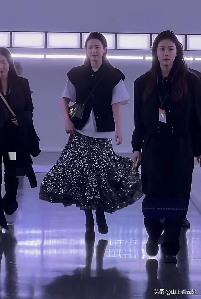 没想到，刘亦菲会被一个工作人员抢了风头黑衣服小姐姐的颜值好高
