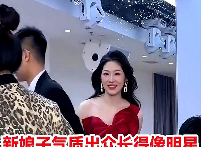 女子结婚看新郎眼神拉丝，牵着新郎不放手，网友：这颜值谁不心动