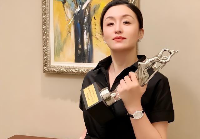 陪玩陪睡不够！集体开嫖	、舔手指、目无王法，阴暗面彻底藏不住了