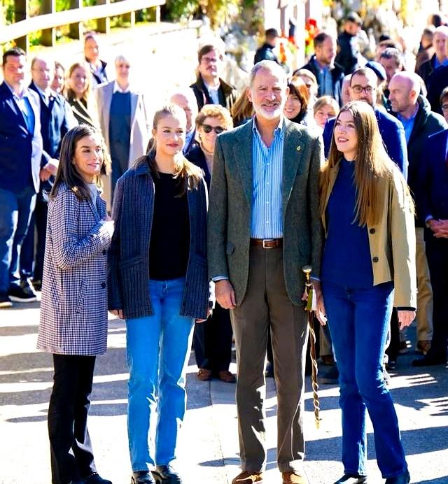 西班牙索菲亚公主入学照！明媚灿烂青春洋溢，比男同学还要高半头