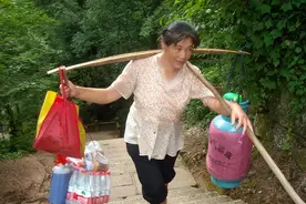 单亲妈妈挑山19年将龙凤胎送入名校，被央视夸赞，为何遭全村唾弃图片