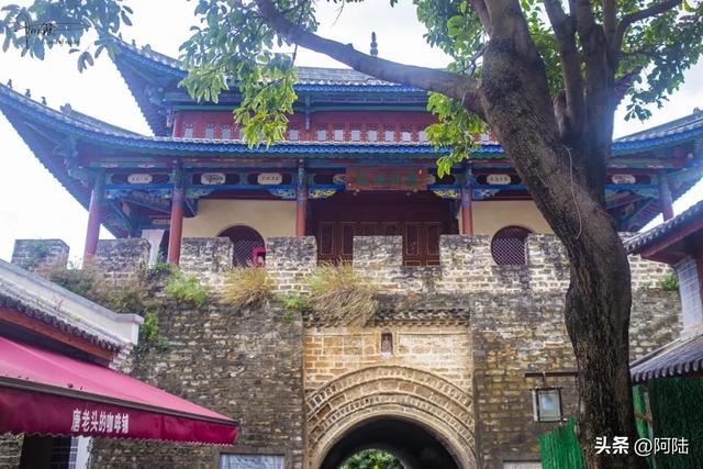 苍山南麓有条青石板路很有味道,中间的龙尾关是南诏军事要塞