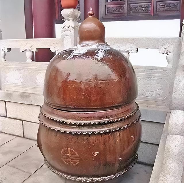 九华山尼姑仁义师太绝食坐缸圆寂，开缸后肉身女性特征全无