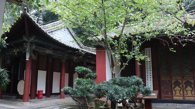 云南千年古寺，矗立深山，有唐代禅杖，元代石碑，千手观音