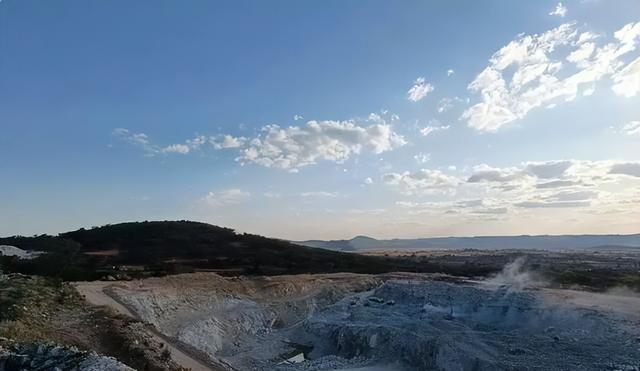 对华合约全部撕毁！中国又一伙伴背后捅刀子，骗走了20亿倒向美国